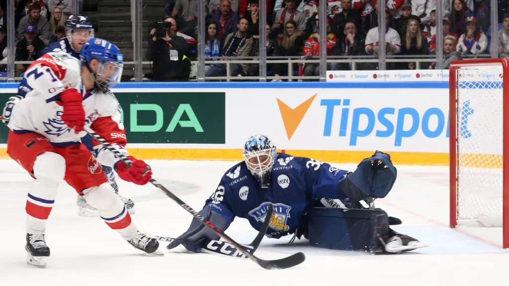 Roman Červenka překonává finského brankáře Emila Larmiho