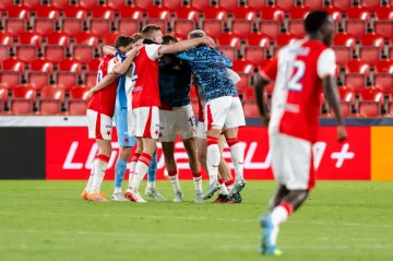 Hráči Slavie slaví vítězství a zisk titulu