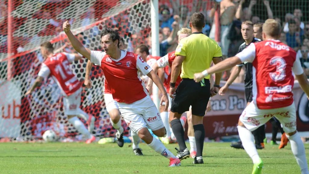 Radující se fotbalisté Pardubic