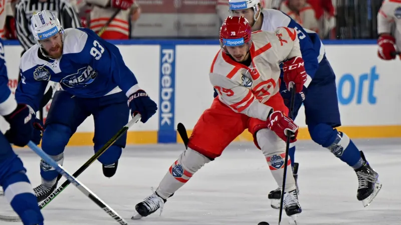 Třinecký útočník Libor Hudáček ve venkovním utkání proti Kometě