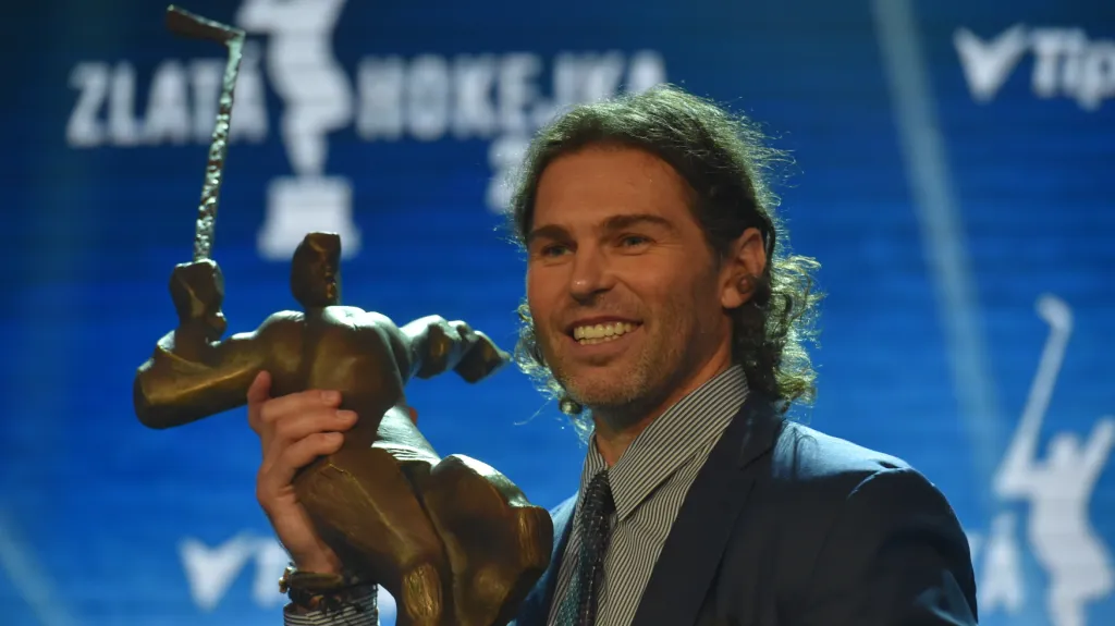 Jaromír Jágr s trofejí pro nejlepšího českého hokejistu