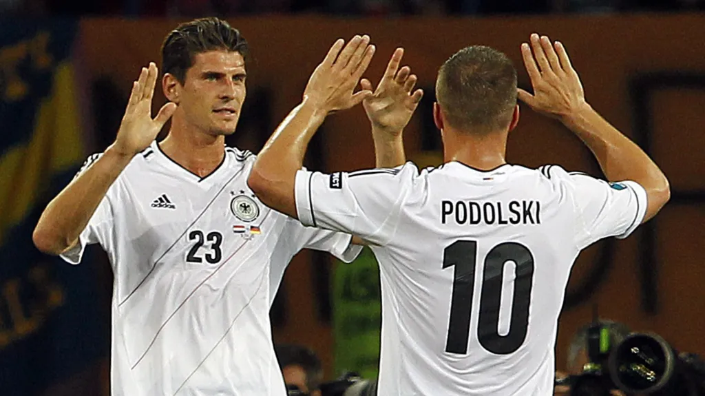 Mario Gomez a Lucas Podolski