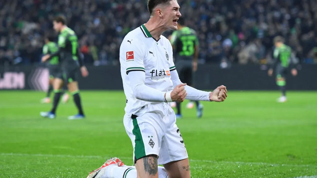 Tomáš Čvančara z Mönchengladbachu oslavuje gól