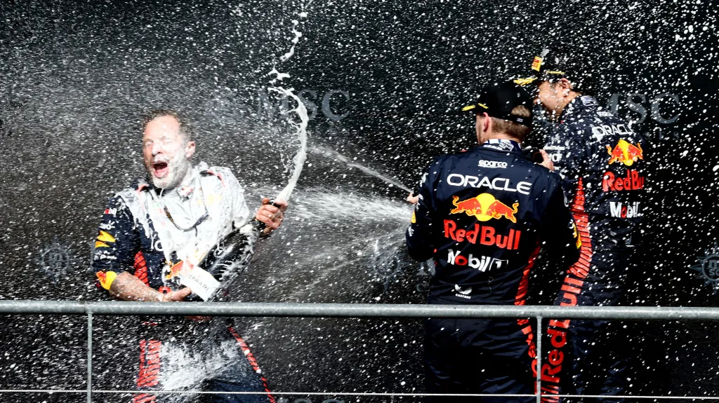 Max Verstapen se Sergiem Pérezem oslavují triumf v belgickém Spa