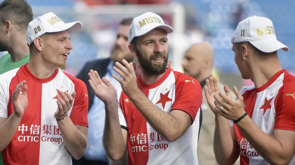 Fotbalisté Slavie Praha se radují ze zisku mistrovského titulu