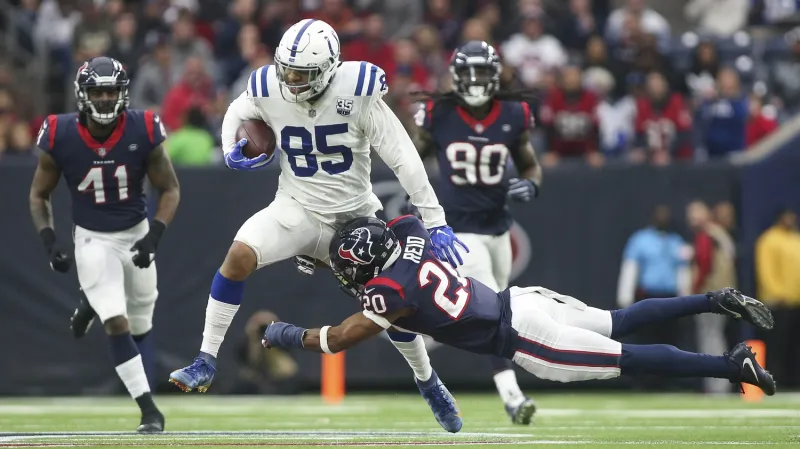 Eric Ebron uniká obraně Houstonu