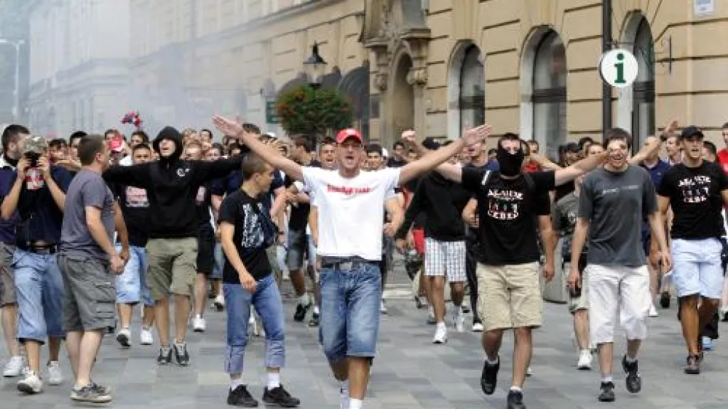 Fanoušci Crvene Zvezdy táhli Bratislavou