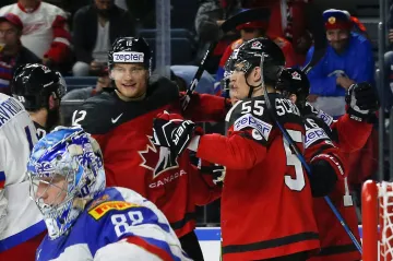 Hokejisté Kanady se radují z gólu v síti Ruska