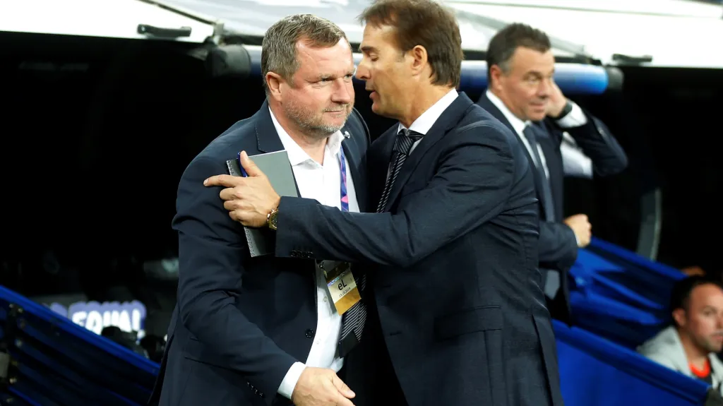 Plzeňský trenér Pavel Vrba (vlevo) v objetí s koučem Realu Madrid Julenem Lopeteguiem