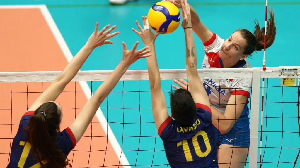 Gabriela Orvošová smečuje