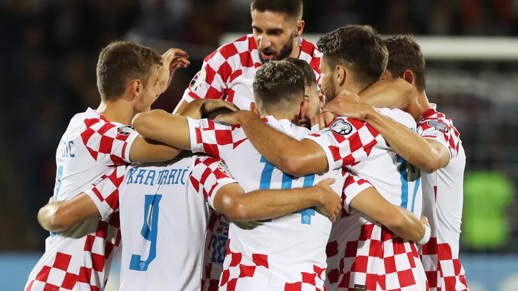 Fotbalisté Chorvatska v čele s Andrejem Kramaričem oslavují gól