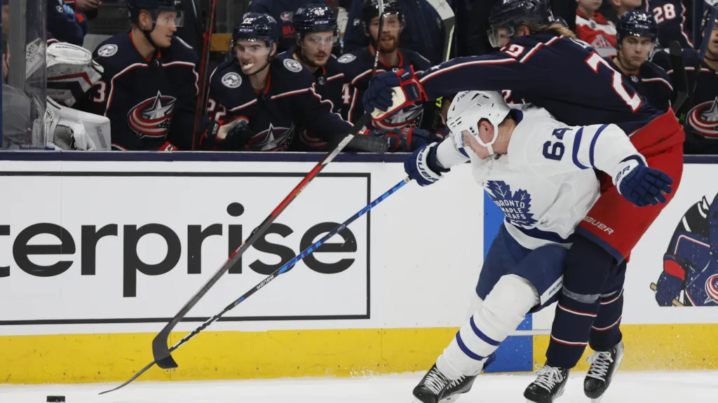 David Kämpf z Toronta (vlevo) se snaží pokrýt puk v utkání proti Columbusu