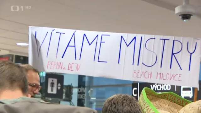 Šampiony Perušiče a Schweinera vítal na letišti dav, hrála jim mexická kapela