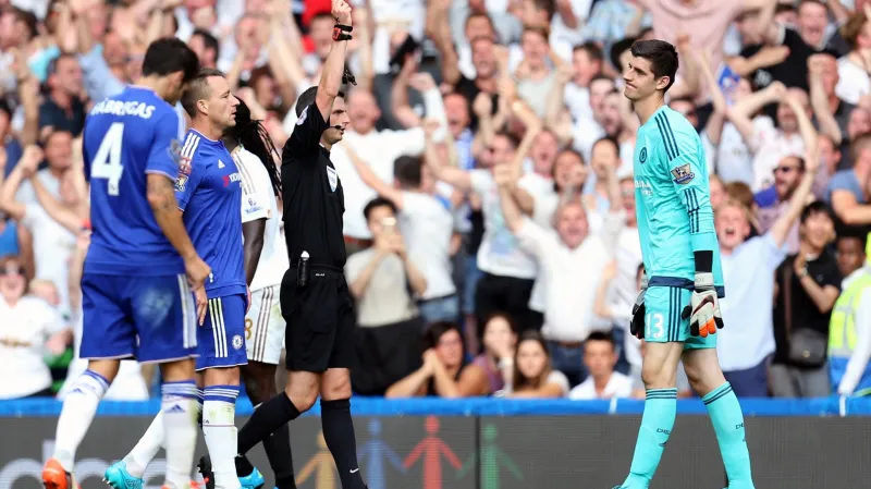 Thibaut Courtois vidí od sudího červenou kartu