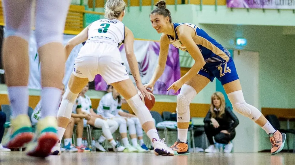 Valentýna Kadlecová útočí přes ostravskou Veroniku Szabó 