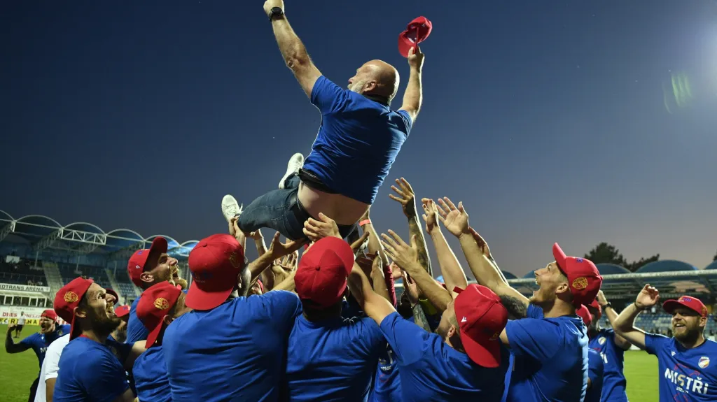 Michal Bílek slaví s hráči