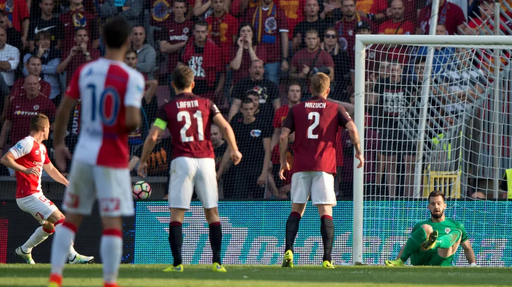 Muris Mešanovič ze Slavie překonává brankáře Tomáše Koubka v brane Sparty