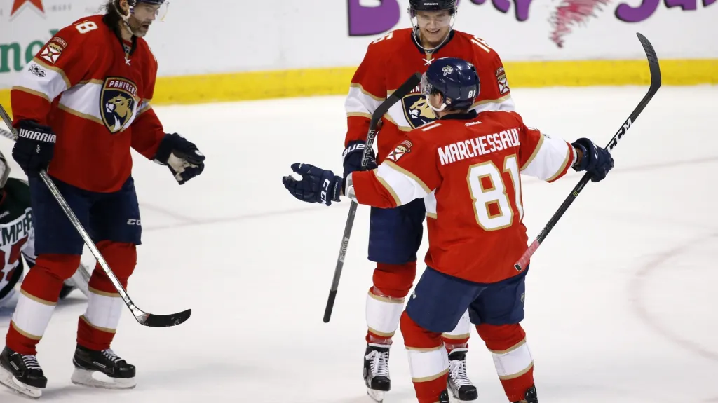 Jaromír Jágr slaví gól se spoluhráči