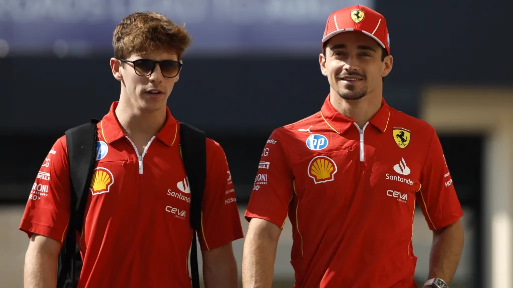 Arthur a Charles Leclercovi společně v barvách Ferrari