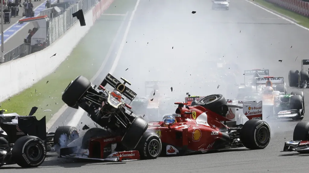 Při Velké ceně Belgie havarovali Alonso i Hamilton