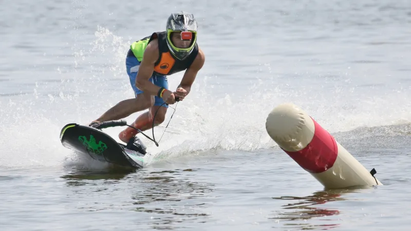 Jakub Kornfeil při jízdě na jetsurfu