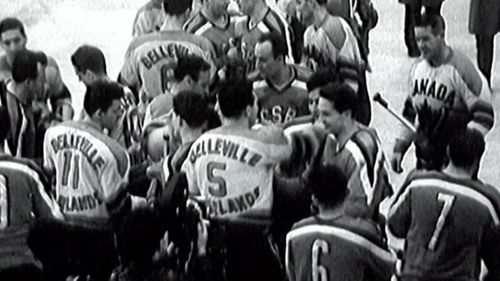 Českoslovenští hokejisté se zdraví s Kanaďany na MS 1959