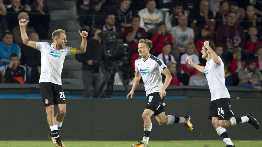 Slavící fotbalisté Plzně