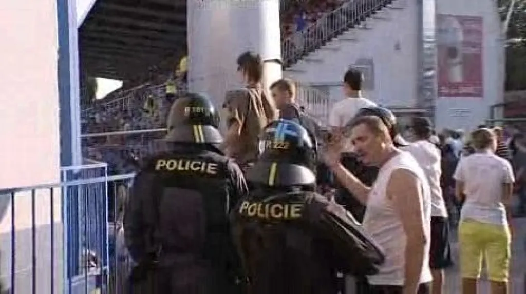 Policisté na stadionu