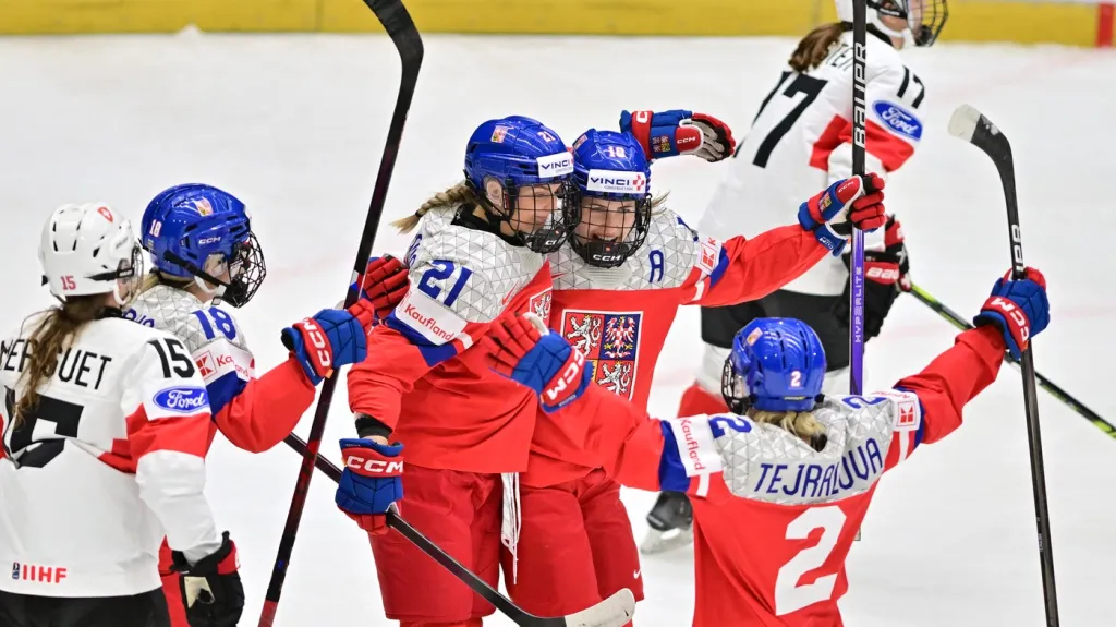 České hokejistky se radují v utkání proti Švýcarkám