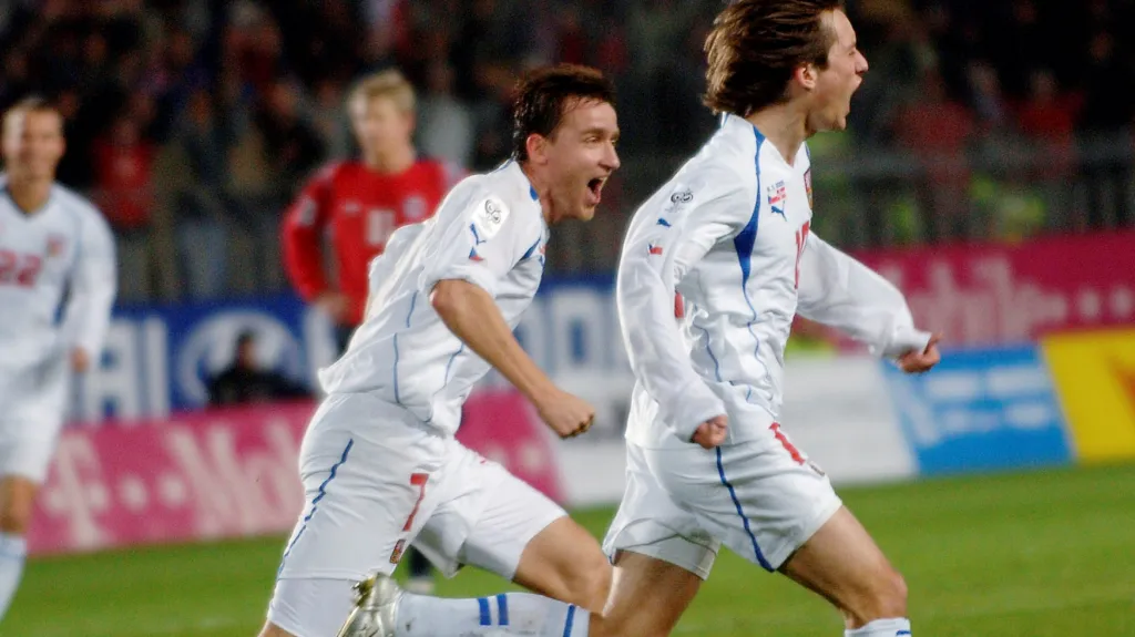 Vladimír Šmicer a Tomáš Rosický v utkání baráže o MS 2006