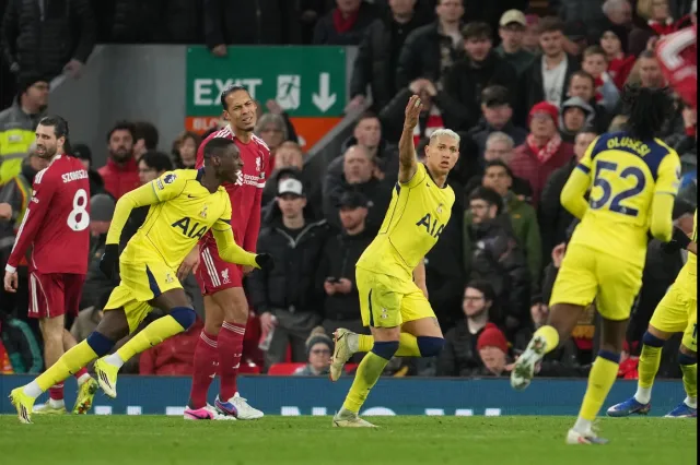 Tottenham vyrovnal v závěru proti Liverpoolu, Manchester United uspěl v souboji o třetí místo