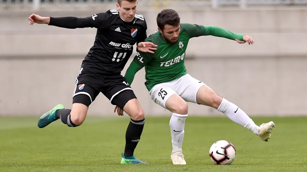 Vladimir Jovovič z Jablonce (vpravo) si pokrývá míč před Jakubem Bolfem z Ostravy