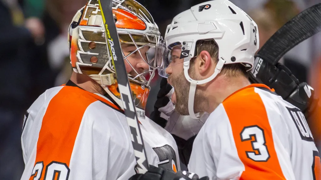 Brankář Philadelphie Michal Neuvirth se raduje z výhry s Radko Gudasem