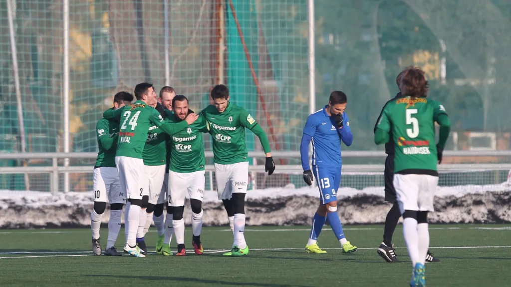 Fotbalisté Jablonce se radují z gólu 