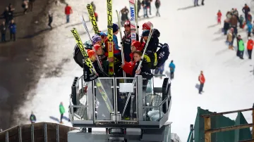 Skokané stoupají na můstek v Bischofshofenu