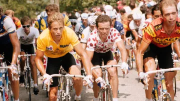 Greg LeMond stoupá po boku Bernarda Hinaulta
