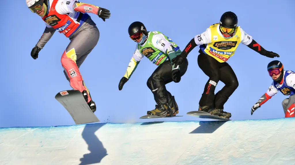 Snowboardcrossař Jan Kubičík (ve žlutém)