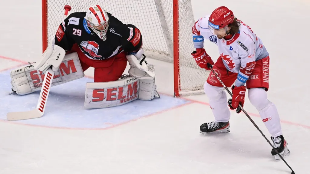 Třinecký Daniel Voženílek před olomouckým brankářem Janem Lukášem