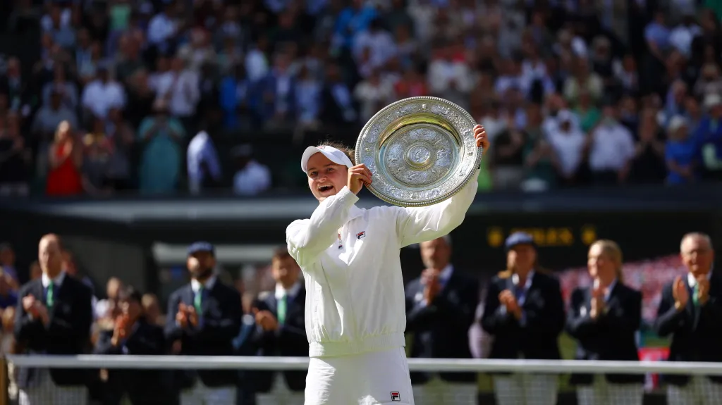 Barbora Krejčíková s trofejí pro vítězku Wimbledonu