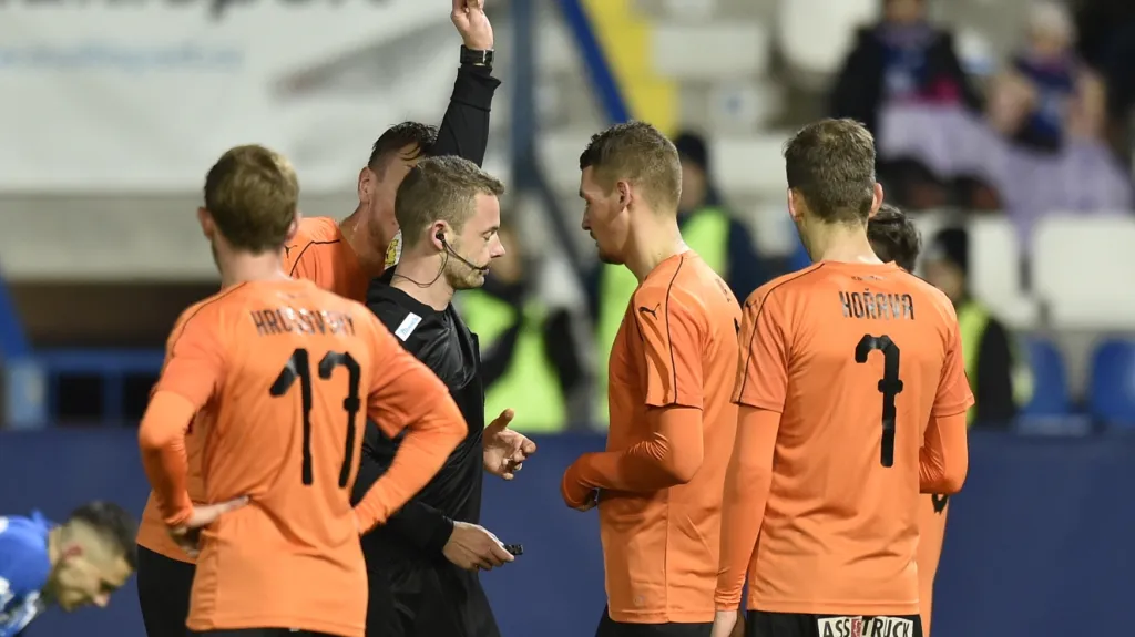 Plzeňský Lukáš Hejda vidí od sudího červenou kartu