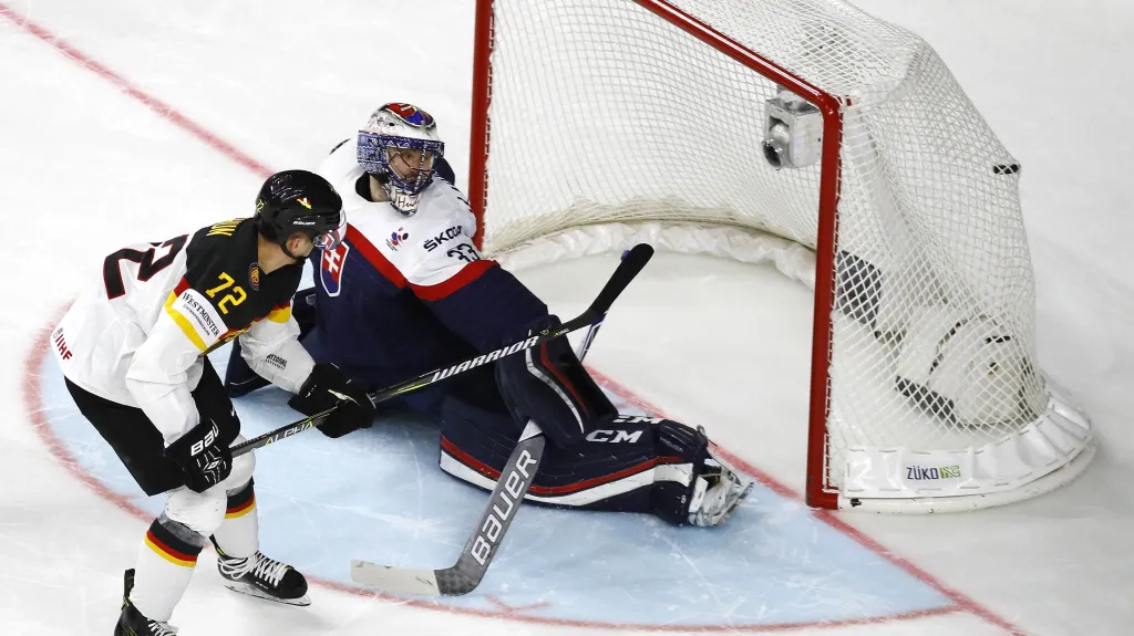 Němec Dominik Kahun překonává Júliuse Hudáčka v brance Slovenska