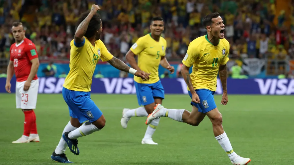 Brazilec Coutinho (vpravo) slaví vstřelenou branku do sítě Švýcarska