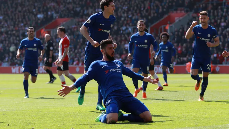 Olivier Giroud slaví se spoluhráči gól v Southamptonu