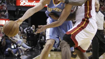 LeBron James v utkání s Denverem