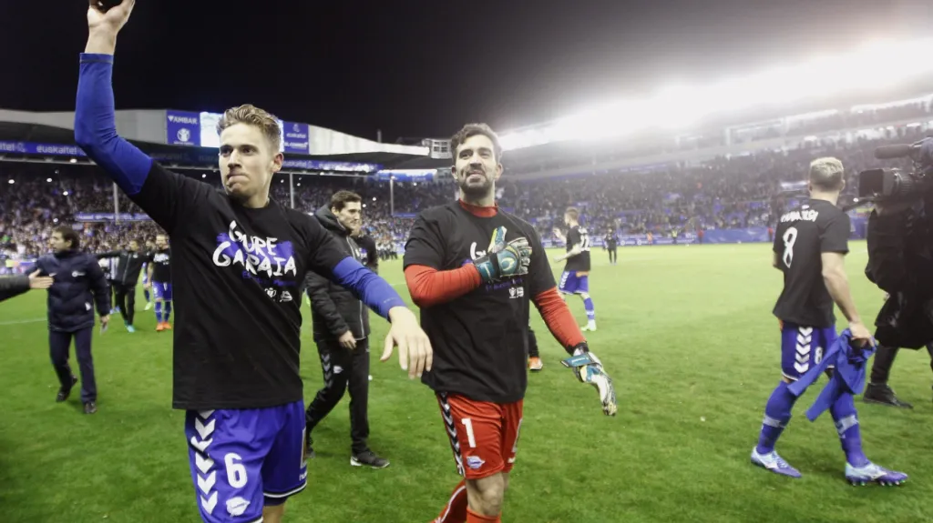 Hráči Alavése slaví postup do finále poháru