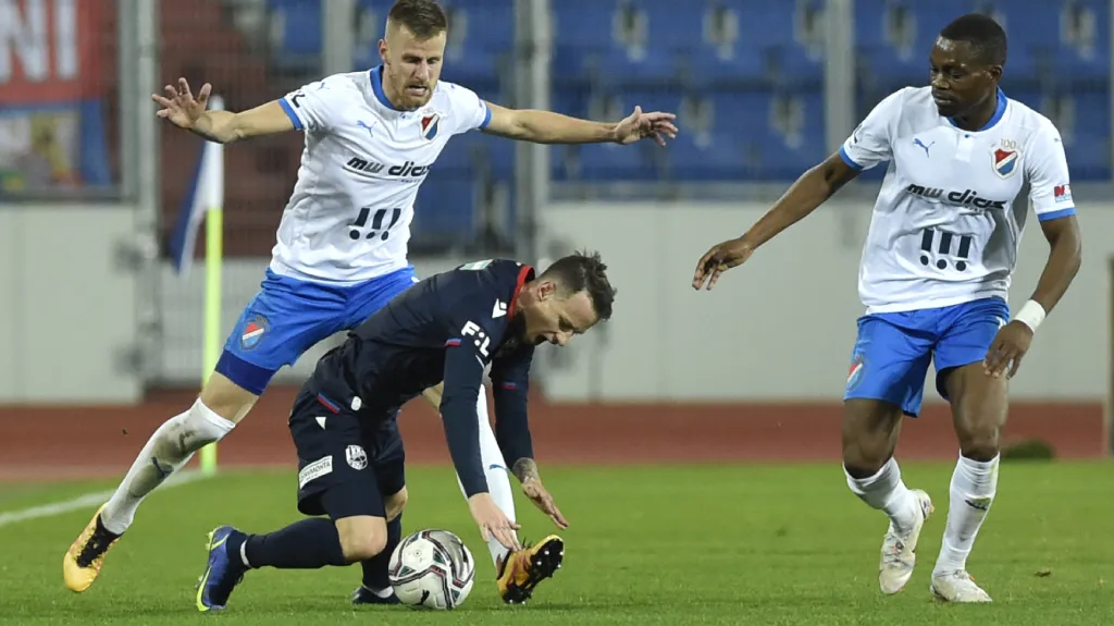 Jan Sýkora z Plzně padá k zemi v utkání s Baníkem Ostrava