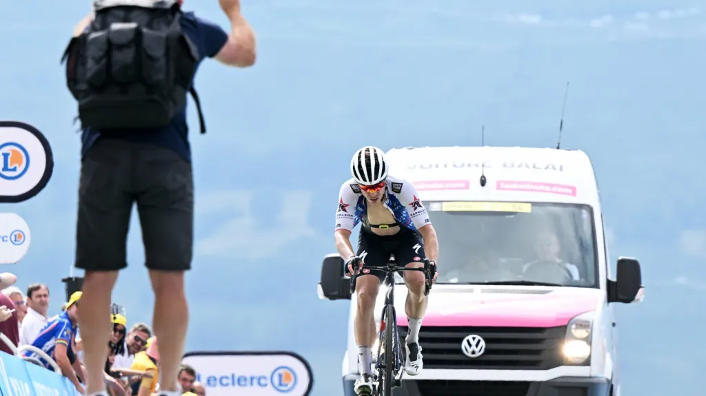 Fabio Jakobsen před sběrným vozem na Peyragudes