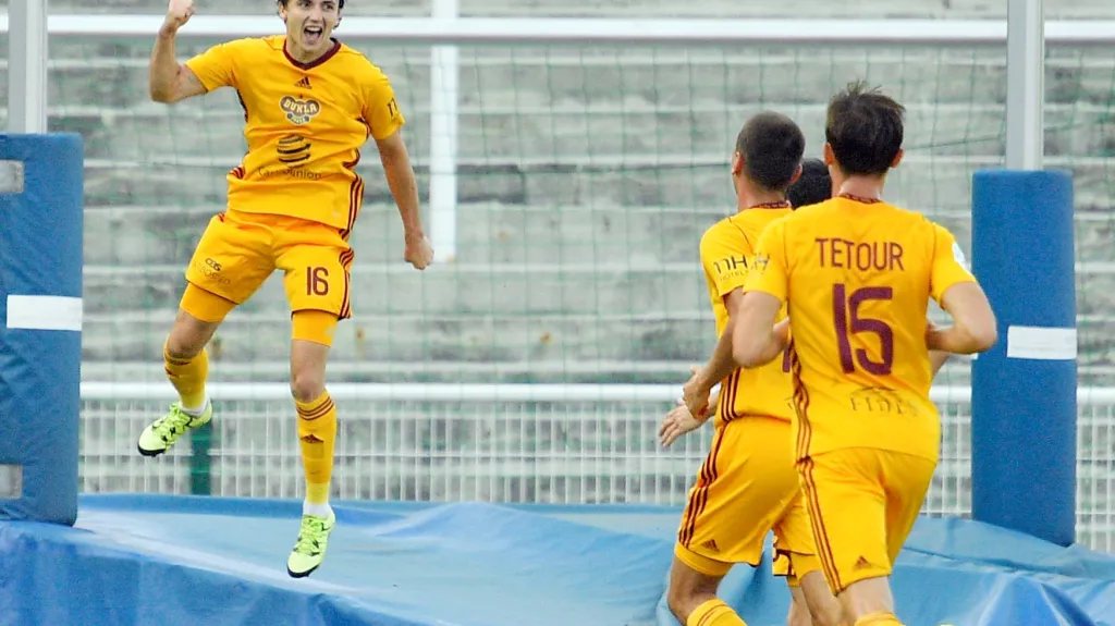 Fotbalisté Dukly se radují z gólu