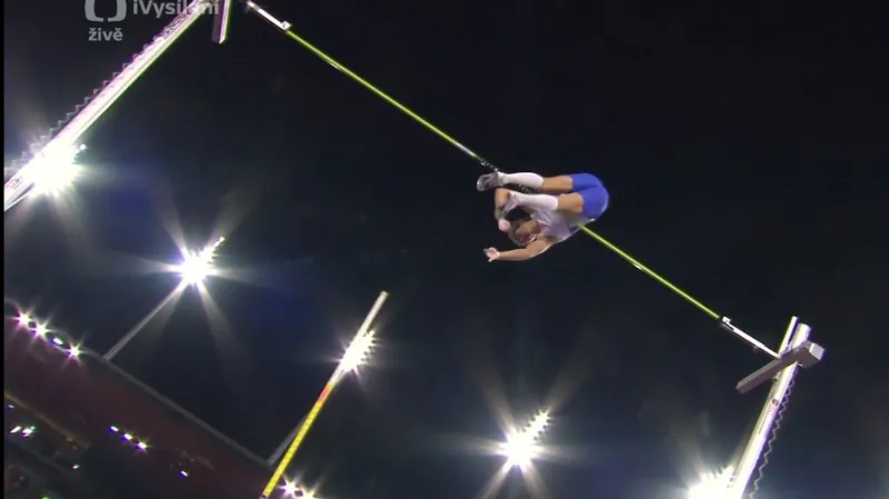 Duplantisovy pokusy o světový rekord 619 cm