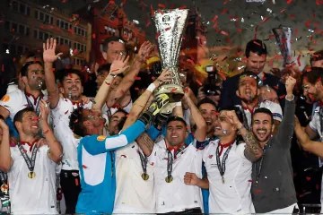 Fotbalisté Sevilly s trofejí pro vítěze Evropské ligy